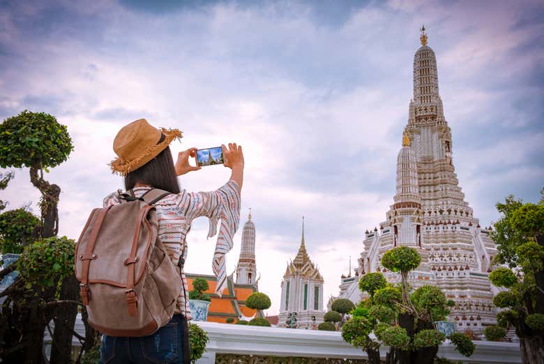 Tirando uma foto do templo Wat Arun para postar nas redes