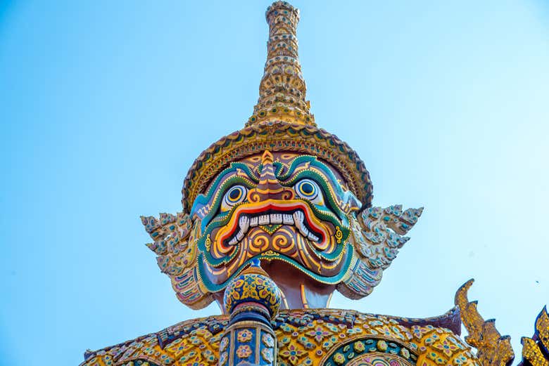 Detalhe de uma escultura no Templo do Buda de Esmeralda