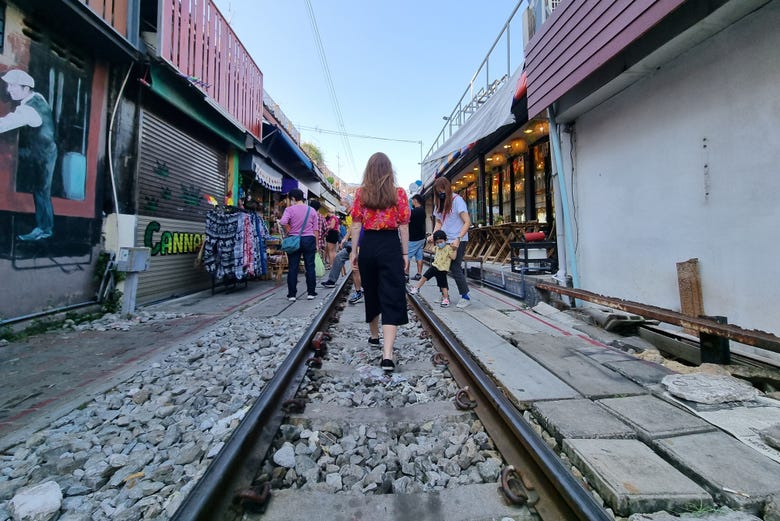 Andando pelos trilhos do mercado Maeklong Railway